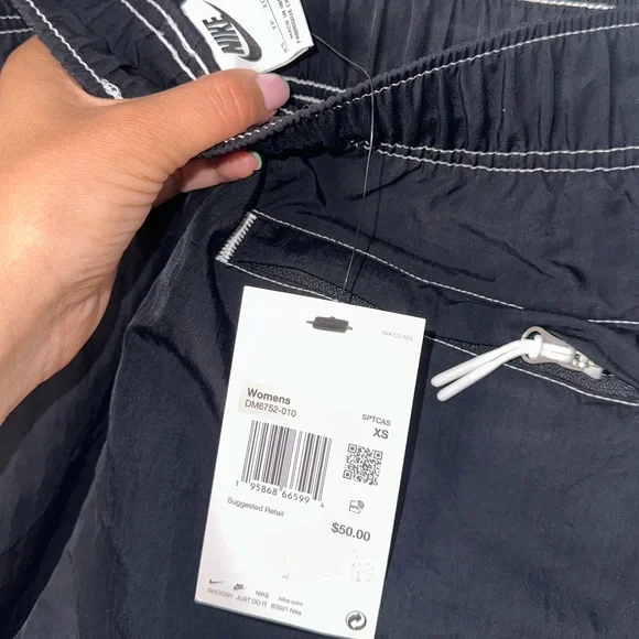 Nike Sportswear Swoosh Women's Woven High-Rise Shorts , Size: XS , Color: BLACK - Picture 7 of 7